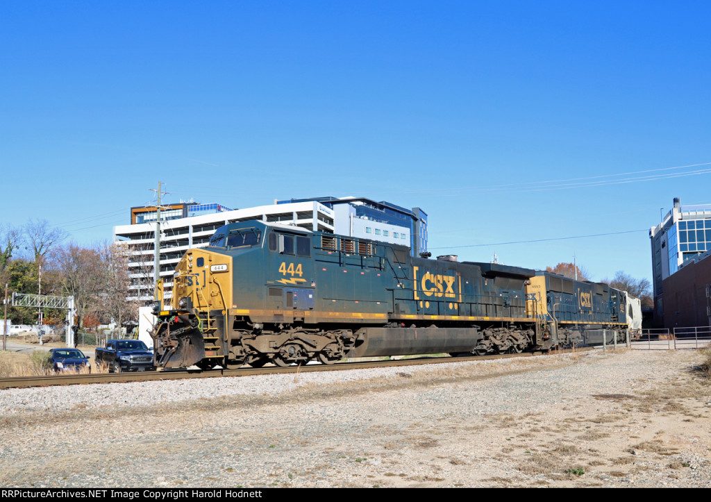 CSX 444 & 4553 lead train L619-07 around the curve at Raleigh Tower